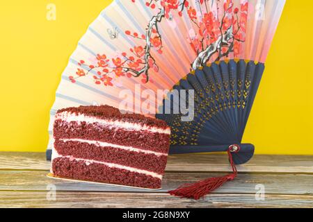 Ein Stück des Publikumsliebling, der rote Samtkuchen. Selektive Fokuspunkte. Unscharfer Hintergrund Stockfoto