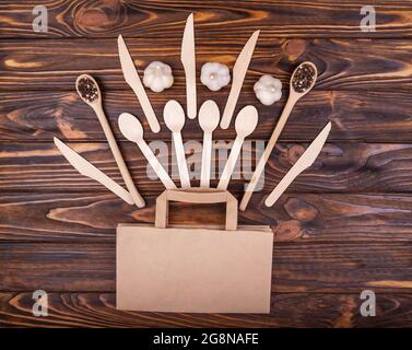 Umweltfreundliche Einweggeschirr aus Bambusholz und Papier. Stockfoto