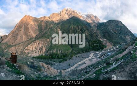 Gipfel im Tal der Alborzer Bergkette in der Nähe des Mt. Damavand, Iran. Goldene Stunde in majestätischen asiatischen Bergen. Stockfoto