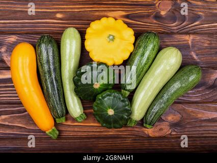 Reife Ernte von Kürbissen und Zucchini verschiedener Sorten. Ernte Stockfoto