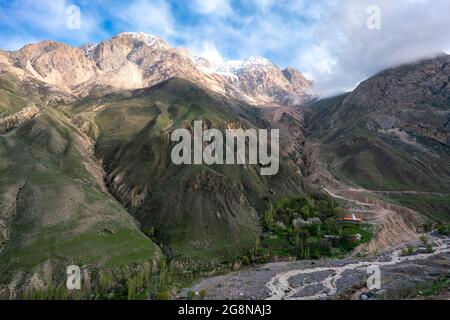 Gipfel im Tal der Alborzer Bergkette in der Nähe des Mt. Damavand, Iran. Goldene Stunde in majestätischen asiatischen Bergen. Stockfoto