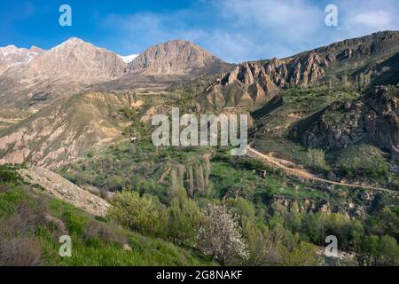 Gipfel im Tal der Alborzer Bergkette in der Nähe des Mt. Damavand, Iran. Goldene Stunde in majestätischen asiatischen Bergen. Stockfoto