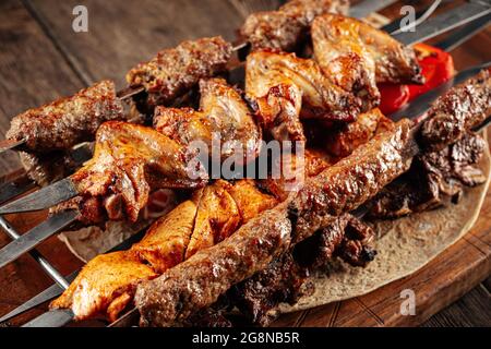 Verschiedene Schaschlik-Spieße mit verschiedenen Fleischsorten Stockfoto