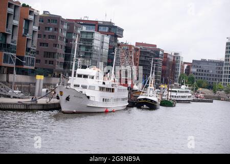 Hamburg, Deutschland. Juli 2021. Die "Seute Deern" wird mit anderen Schiffen und Seeleuten am Sandtorkai in der HafenCity vertäut. Quelle: Jonas Walzberg/dpa/Alamy Live News Stockfoto