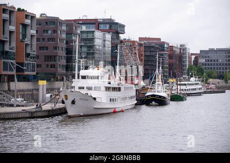 Hamburg, Deutschland. Juli 2021. Die "Seute Deern" wird mit anderen Schiffen und Seeleuten am Sandtorkai in der HafenCity vertäut. Quelle: Jonas Walzberg/dpa/Alamy Live News Stockfoto