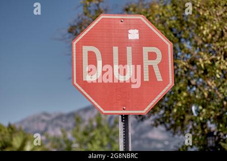 Das Straßenschild IN Turkish DUR ist in der Türkei vor Bergen verboten. Hochwertige Fotos Stockfoto