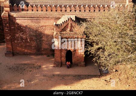 Burmesen Frauen sitzen allein und warten auf Besuch Blick Landschaft Sonnenaufgang auf dem Weltkulturerbe mit über 2000 Pagoden und Tempeln in Bagan oder Pag Stockfoto