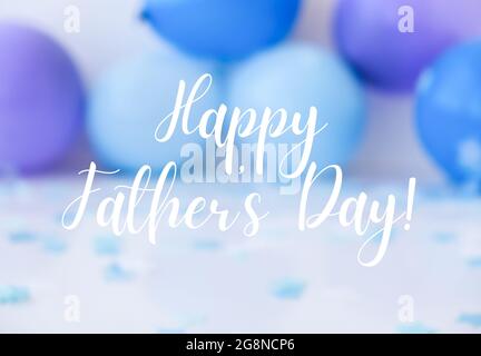 Grußkarte Postkarte Happy Fathers Day Text Abstrakt unscharf festlichen Hintergrund für den Urlaub. Blaue Ballons und Konfetti. Herzlichen Glückwunsch Stockfoto