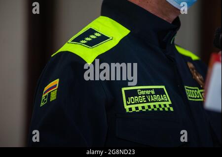 Neue Uniform der kolumbianischen Polizei während einer Pressekonferenz waren Verteidigungsminister Diego Molano und Innenminister Daniel Palacios zusammen mit den rechten Senatoren Maria Fernanda Cabal und Ernesto Macias am 21. Juli 2021 auf dem kolumbianischen Kongress in Bogota, Kolumbien. Stockfoto