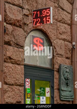 US-Dollar-Wechselkurs-Zeichen auf digitaler Anzeige außerhalb des historischen Gebäudes im Zentrum von Moskau, Russland