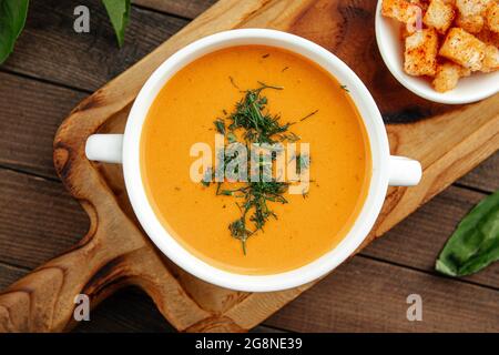 Linsensuppe mit Dill und Croutons Stockfoto