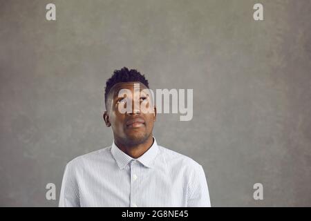 Nachdenklicher afroamerikanischer Mann, der denkt, ein Studioportrait mit Kopierraum aufzusuchen Stockfoto