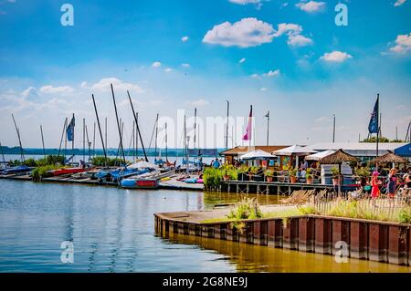 BOHMTE, DEUTSCHLAND. 27. JUNI 2021 Naturpark Dammer. Yachten liegen am Pier. Yachtsport Stockfoto