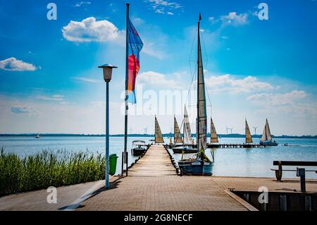 BOHMTE, DEUTSCHLAND. 27. JUNI 2021 Naturpark Dammer. Yachten liegen am Pier. Yachtsport Stockfoto