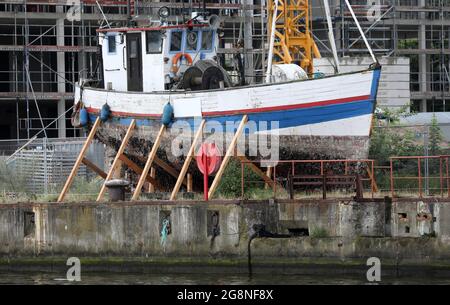Rostock, Deutschland. Juli 2021. Auf dem Gelände der ehemaligen Neptun-Werft liegen zwei ehemalige Fischkutter an Land. Der ehemalige Fischkutter 'Barth' (l) aus Warnemünde wurde hierher geschleppt und an Land gebracht, weil er kurz vor dem Untergang stand, vor dem ehemaligen Fischkutter 'Wernigerode', der wochenlang auf dem Boden des Stadthafens lag, bevor er gerettet und hierher transportiert wurde. Ob die Fräser verschrottet werden, wird wahrscheinlich noch geklärt, aus wirtschaftlicher Sicht hätten sie wahrscheinlich keine Zukunft mehr. Quelle: Bernd Wüstneck/dpa-Zentralbild/ZB/dpa/Alamy Live News Stockfoto