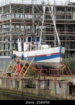 Rostock, Deutschland. Juli 2021. Auf dem Gelände der ehemaligen Neptun-Werft liegen zwei ehemalige Fischkutter an Land. Der ehemalige Fischkutter 'Barth' (l) aus Warnemünde wurde hierher geschleppt und an Land gebracht, weil er kurz vor dem Untergang stand, vor dem ehemaligen Fischkutter 'Wernigerode', der wochenlang auf dem Boden des Stadthafens lag, bevor er gerettet und hierher transportiert wurde. Ob die Fräser verschrottet werden, wird wahrscheinlich noch geklärt, aus wirtschaftlicher Sicht hätten sie wahrscheinlich keine Zukunft mehr. Quelle: Bernd Wüstneck/dpa-Zentralbild/ZB/dpa/Alamy Live News Stockfoto