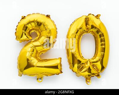 20 goldene Folienballon Zahlen Party Dekor auf weißem Hintergrund, Geburtstagsfeier Konzept Stockfoto