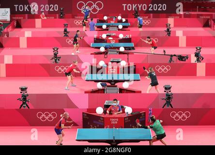 Tokio, Japan. Juli 2021. Tischtennisspieler trainieren am Tokyo Metropolitan Gymnasium in Tokio, Japan, 22. Juli 2021. Quelle: Wang Dongzhen/Xinhua/Alamy Live News Stockfoto