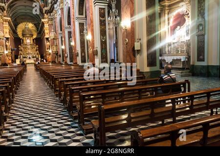 SALTA, ARGENTINIEN - 9. APRIL 2015: Innenraum der Kathedrale Basilika und Heiligtum des Herrn und der Jungfrau des Wunders in Salta, Argentinien. Stockfoto