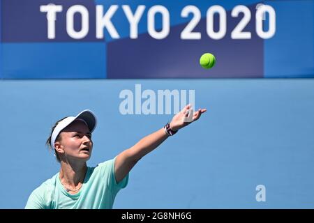 Tokio, Japan. Juli 2021. Die tschechische Barbora Krejcikova übt sich bei den Olympischen Sommerspielen 2020 am Donnerstag, den 22. Juli 2021, in Tokio für den Tennisturnier der Frauen aus. Japan. Quelle: Ondrej Deml/CTK Photo/Alamy Live News Stockfoto