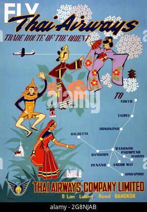 Fliegen Sie Mit Thai Airways. Handelsroute des Orients. Künstler unbekannt. Restauriertes Vintage-Poster, das 1950 in Thailand veröffentlicht wurde. Stockfoto