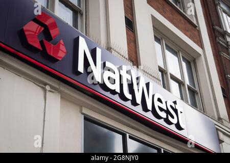 Aktenfoto vom 18/11/16 einer Zweigstelle von NatWest in Bishopsgate, London. Der Anteil der Steuerzahler an der NatWest Group wird weiter gekürzt, nachdem die Regierung Pläne angekündigt hat, mehr Anteile an dem teilnationalisierten Bankengiganten abzuladen. Ausgabedatum: Donnerstag, 22. Juli 2021. Stockfoto