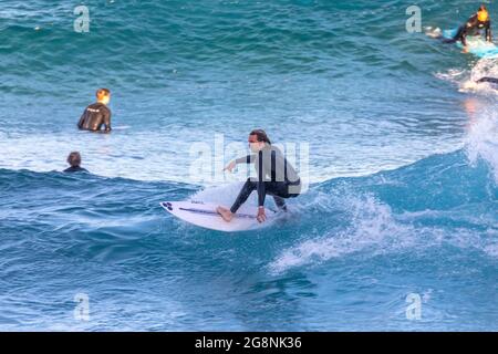 Surfer in einem Neoprenanzug vor der Küste von Avalon Beach in Sydney, NSW, Australien Stockfoto