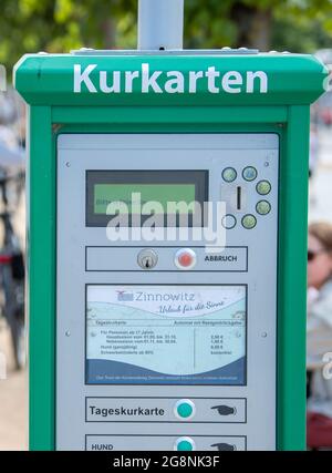 Zinnowitz, Deutschland. Juli 2021. An der Strandpromenade befindet sich ein Automaten für die Ausgabe von Spa-Karten. Quelle: Jens Büttner/dpa-Zentralbild/ZB/dpa/Alamy Live News Stockfoto