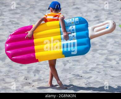 Zinnowitz, Deutschland. Juli 2021. Urlauber und Tagesausflügler nutzen das teilweise sonnige Wetter am Strand auf der Ostseeinsel Usedom. Hotels, Pensionen und Campingplätze in Mecklenburg-Vorpommern sind in den kommenden Wochen gut ausgebucht. Nach Angaben des Tourismusverbandes könnte sich die Saison wie im vergangenen Jahr bis in den September erstrecken. Quelle: Jens Büttner/dpa-Zentralbild/ZB/dpa/Alamy Live News Stockfoto