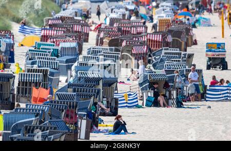 Zinnowitz, Deutschland. Juli 2021. Urlauber und Tagesausflügler nutzen das teilweise sonnige Wetter am Strand auf der Ostseeinsel Usedom. Hotels, Pensionen und Campingplätze in Mecklenburg-Vorpommern sind in den kommenden Wochen gut ausgebucht. Nach Angaben des Tourismusverbandes könnte sich die Saison wie im vergangenen Jahr bis in den September erstrecken. Quelle: Jens Büttner/dpa-Zentralbild/ZB/dpa/Alamy Live News Stockfoto