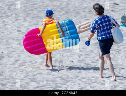 Zinnowitz, Deutschland. Juli 2021. Urlauber und Tagesausflügler nutzen das teilweise sonnige Wetter am Strand auf der Ostseeinsel Usedom. Hotels, Pensionen und Campingplätze in Mecklenburg-Vorpommern sind in den kommenden Wochen gut ausgebucht. Nach Angaben des Tourismusverbandes könnte sich die Saison wie im vergangenen Jahr bis in den September erstrecken. Quelle: Jens Büttner/dpa-Zentralbild/ZB/dpa/Alamy Live News Stockfoto