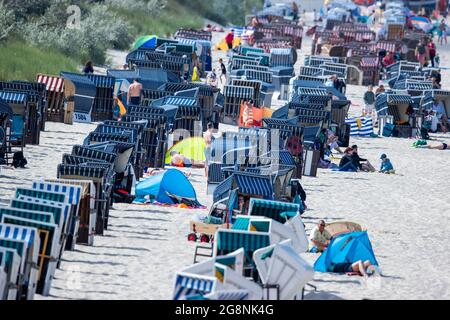 Zinnowitz, Deutschland. Juli 2021. Urlauber und Tagesausflügler nutzen das teilweise sonnige Wetter am Strand auf der Ostseeinsel Usedom. Hotels, Pensionen und Campingplätze in Mecklenburg-Vorpommern sind in den kommenden Wochen gut ausgebucht. Nach Angaben des Tourismusverbandes könnte sich die Saison wie im vergangenen Jahr bis in den September erstrecken. Quelle: Jens Büttner/dpa-Zentralbild/ZB/dpa/Alamy Live News Stockfoto