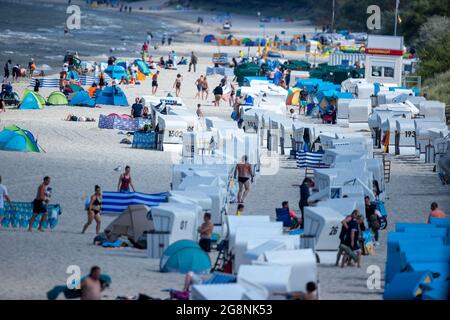 Zinnowitz, Deutschland. Juli 2021. Urlauber und Tagesausflügler nutzen das teilweise sonnige Wetter am Strand auf der Ostseeinsel Usedom. Hotels, Pensionen und Campingplätze in Mecklenburg-Vorpommern sind in den kommenden Wochen gut ausgebucht. Nach Angaben des Tourismusverbandes könnte sich die Saison wie im vergangenen Jahr bis in den September erstrecken. Quelle: Jens Büttner/dpa-Zentralbild/ZB/dpa/Alamy Live News Stockfoto