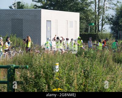 Sint Gillis Waas, Belgien, 11. Juli 2021, Gruppe von lokalen Scouts mit gelben Leuchtstoffwesten, die sich auf eine Fahrradtour vorbereiten Stockfoto