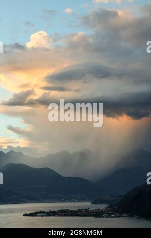 Landschaft des Comer Sees und der Halbinsel Dervio, Comer See, Lombardei, Italien, Europa Stockfoto