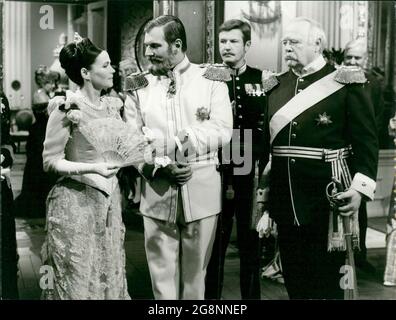 Die Schauspieler Annemarie Düringer, Norbert Skalden, Heinz Weiss und Helmuth Hinzelmann in einer Szene des Historienfilms 'Friedrich III .... gestorben als Kaiser'. Stockfoto