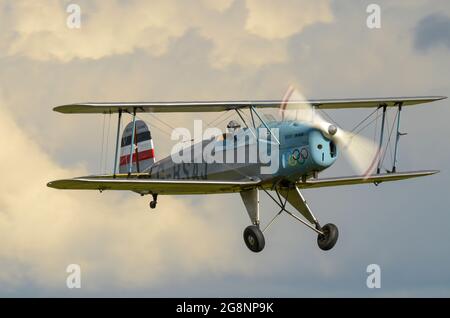 Bücker Bücker Bügunner 131 Jungmann Version von Spanish CASA 1.131E Jungmann Anmeldung G-BSAJ, ausgestellt auf einer Flugschau. Olympische Ringe von Olympischen Spielen der 1930er Jahre Stockfoto