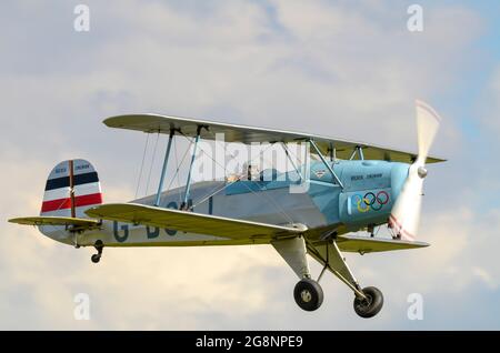 Bücker Bücker Bügunner 131 Jungmann Version von Spanish CASA 1.131E Jungmann Anmeldung G-BSAJ, ausgestellt auf einer Flugschau. Olympische Ringe von Olympischen Spielen der 1930er Jahre Stockfoto