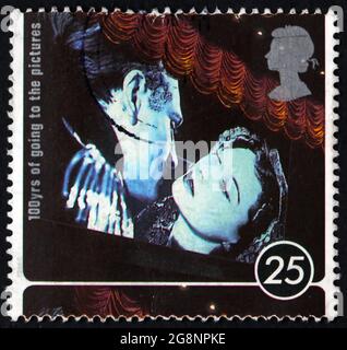 GROSSBRITANNIEN – UM 1996: Eine in Großbritannien gedruckte Briefmarke zeigt Laurence Olivier und Vivien Leigh in einer Szene von der Hamilton-Frau, Motion pic Stockfoto