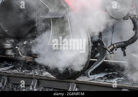 Südliche Region Maunsell U-Baureihe 2-6-0 Dampflokomotive 1638 auf der Bluebell Railway. Dampfentlüftung von vorne. Erhaltene Dampfeisenbahn Stockfoto