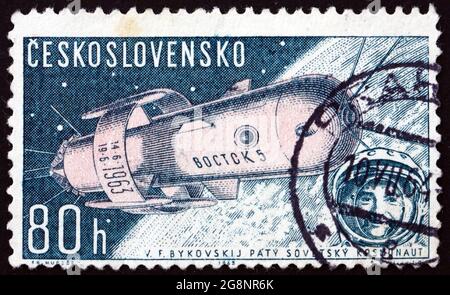 TSCHECHOSLOWAKEI - UM 1962: Eine in der Tschechoslowakei gedruckte Marke zeigt das sowjetische Raumschiff Vostok 2, um 1962 Stockfoto