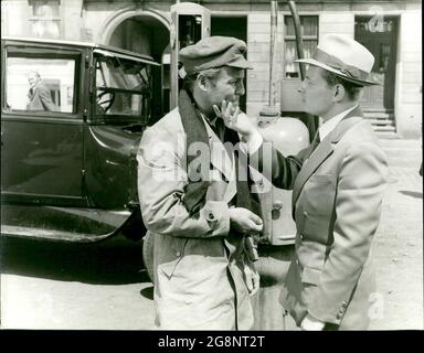 Szenenbild aus dem Film 'Steig ein und stirb': Kurt Tetzner (Peter Drescher, r.) verabschiedet sich von seinem Mitfahrer (Günter Clemens), den er als Halter auf der Straße gelesen hatte. Er schenkt ihm ein paar Mark für Schlips, Kragen und eine Rasur. Stockfoto