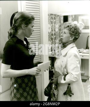 Szenenfoto zur Fernsehserie 'eine geschiedene Frau' Folge 'der Probemonat': Brigitte (Renate Schroeter) macht ihrer Mutter (Inge Meysel) den Vorschlag, bei ihr Freund Herren Wegener eine Arbeit zunehmen. Obwohl Erika Seipold seit ihrer Scheidung nicht auselastet ist, ist sie die Hilfe ihrer Tochter schroff zurück. Stockfoto