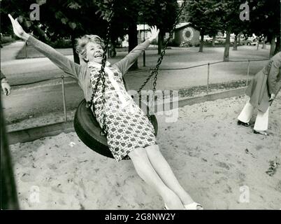 Bei den Außenaufnahmen in Stockholm für einen neuen Folge der 6-teiligen Sendereihe 'eine geschiedene Frau' nutzte Inge Meysel die Gelegenheit, in einer drehfreien Minute, die gut angelegten schweidischen Kinderspielplätze auszuprobieren. Besonders tat es ihr diese, aus einem alten Autoreifen gefertigte Schaukel an. Als sie vom Aufnahmeleiter zur Arbeit gerufen wurde, war ihr einziger Kommentar: 'So ein Ding muss ich unbedingt für meinen Garten in Hamburg haben!' Stockfoto