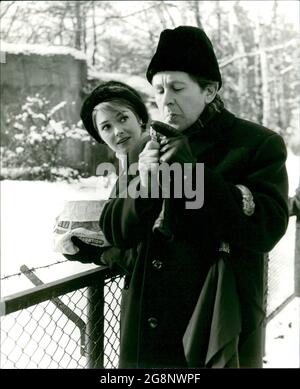 Blake in Berlin mit seiner Frau Gill. (Gerd Vespermann und Ingeborg schöner). – Hier bei der Übermittlung einer geheimen Nachricht in einer Erdnussschale des Tierfutters. – in einem Zoo auch. – zeitgleich aber fotografiert er seinen 'Partner', einen britischen Spion, um diese Fotos den Russen auszuziehen, damit der Agent später aus dem Weg entfernt - hingerichtet - werden kann. Stockfoto