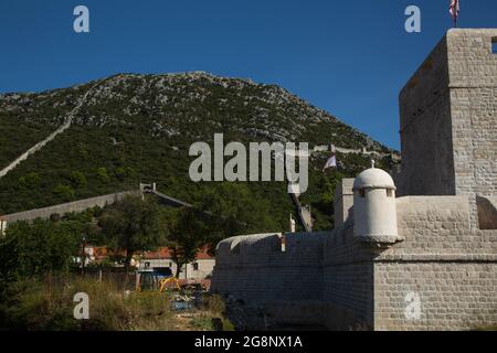 Vistas del Pueblo de Stone, pequeño Pueblo de Croacia primera linea de defensa contra los Otomanos en la antigüedad con la segunda muralla Mas grande Stockfoto