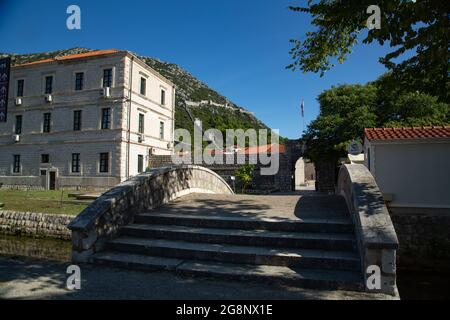 Vistas del Pueblo de Stone, pequeño Pueblo de Croacia primera linea de defensa contra los Otomanos en la antigüedad con la segunda muralla Mas grande Stockfoto