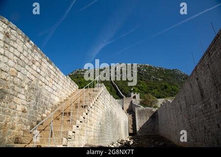 Vistas del Pueblo de Stone, pequeño Pueblo de Croacia primera linea de defensa contra los Otomanos en la antigüedad con la segunda muralla Mas grande Stockfoto