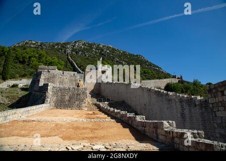 Vistas del Pueblo de Stone, pequeño Pueblo de Croacia primera linea de defensa contra los Otomanos en la antigüedad con la segunda muralla Mas grande Stockfoto