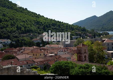 Vistas del Pueblo de Stone, pequeño Pueblo de Croacia primera linea de defensa contra los Otomanos en la antigüedad con la segunda muralla Mas grande Stockfoto